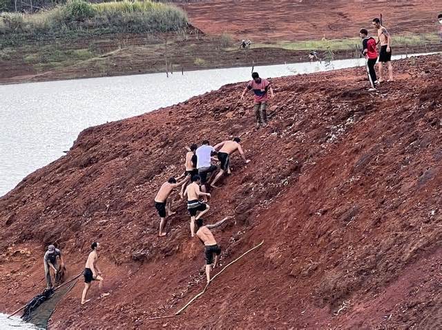 Cưỡi trâu qua hồ thủy điện, một người đuối nước tử vong