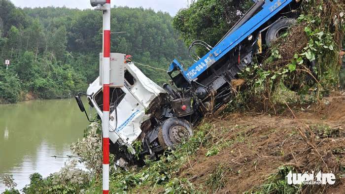 Xe chở rác lao xuống cầu treo ở Huế: Người cha trẻ sắp đón con đầu lòng