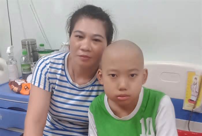 Cuộc chiến ung thư của mẹ con cậu bé mồ côi