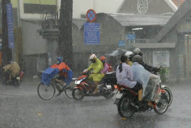 TPHCM lại mưa như trút, giao thông hỗn loạn
