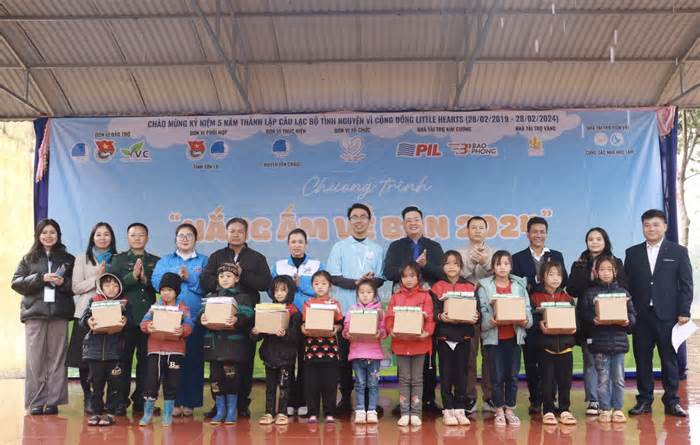 'Nắng ấm về bản 2024' ghé thăm điểm trường khó khăn tại Sơn La