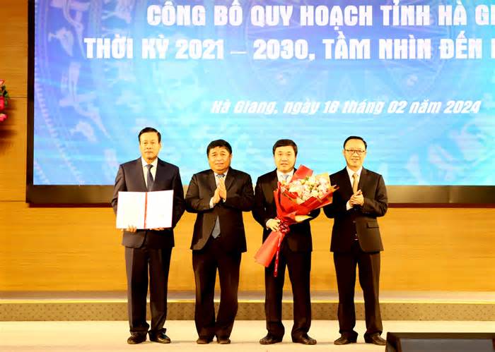 Trao quyết định của Thủ tướng Chính phủ về phê duyệt quy hoạch tỉnh Hà Giang