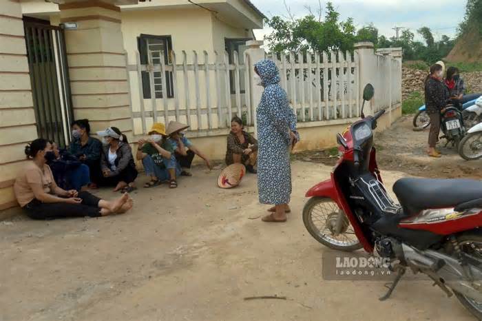 Vụ phụ huynh 'quây trường': Cần làm rõ khoản chi sổ liên lạc điện tử