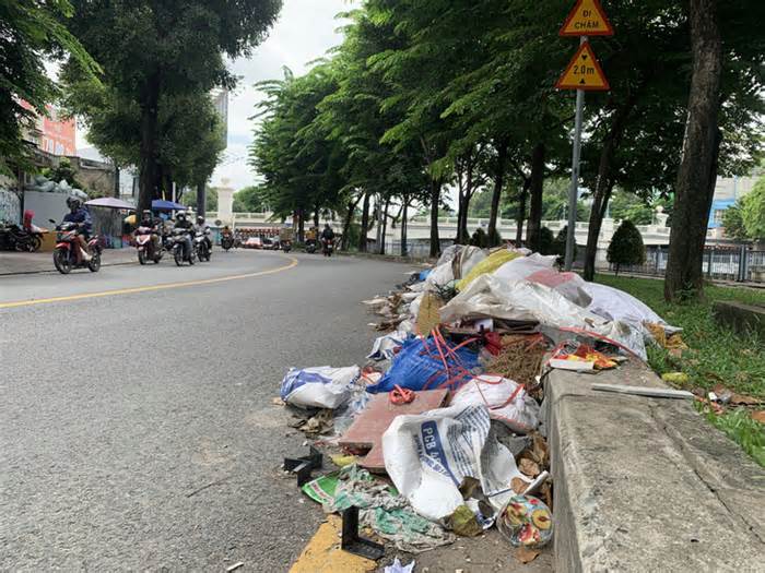 Sau phản ánh, đường Trường Sa vẫn ngập ngụa rác