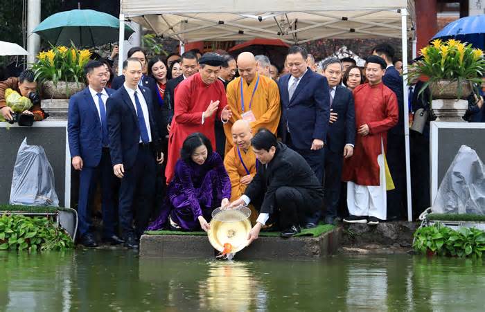 Chủ tịch nước Lương Cường thả cá chép ở hồ Hoàn Kiếm