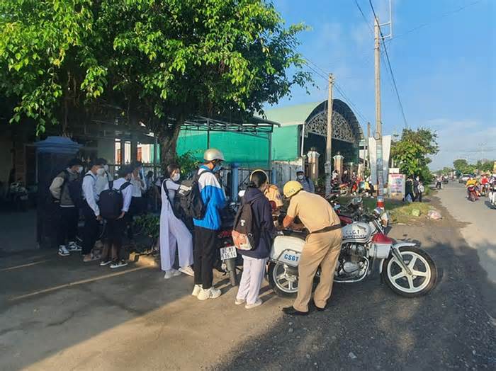 36 học sinh THPT đi xe máy sai luật, phụ huynh cũng bị phạt