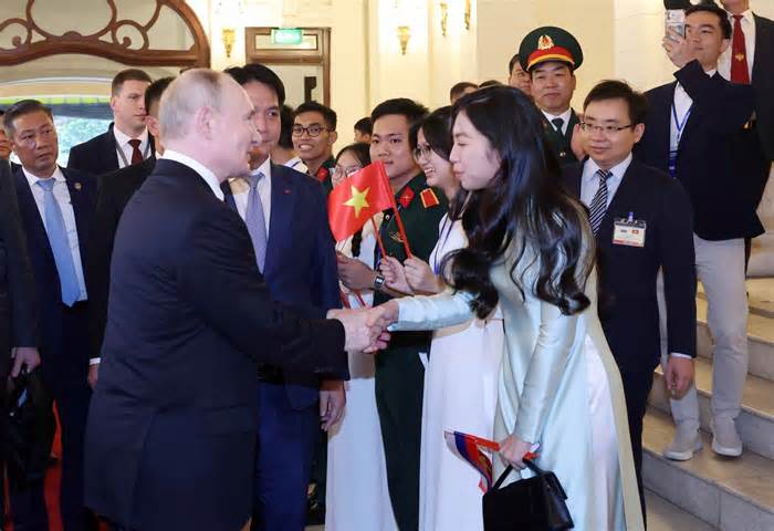 Tổng thống Putin xúc động khi gặp gỡ cựu sinh viên Việt Nam tại Nga