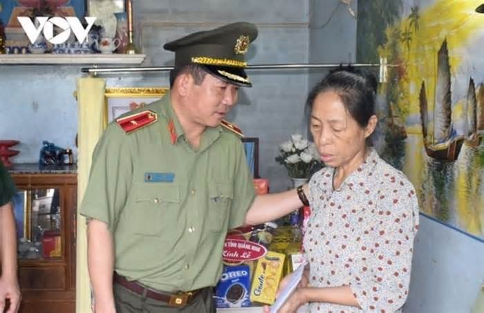 Thiếu tướng Đinh Văn Nơi thăm hỏi gia đình liệt sĩ tại Đắk Lắk
