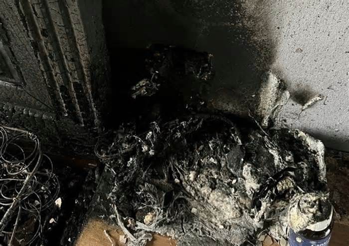 Sạc điện thoại gây cháy nhà, giải cứu 3 cha con ở Hà Nội