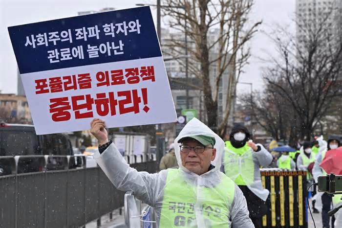 Bác sĩ Hàn Quốc tham gia đình công để ủng hộ bác sĩ thực tập