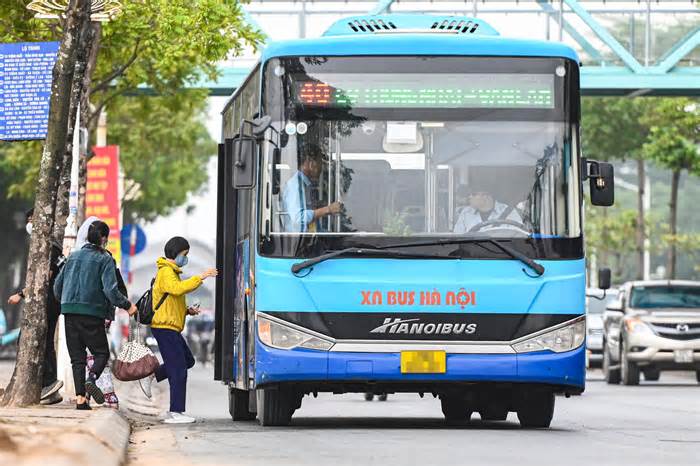 Loạt tài xế xe buýt vi phạm bị CSGT Hà Nội xử phạt