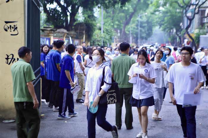 Thi vào 10 tại Hà Nội: Học sinh chống nạng đến trường làm thủ tục thi