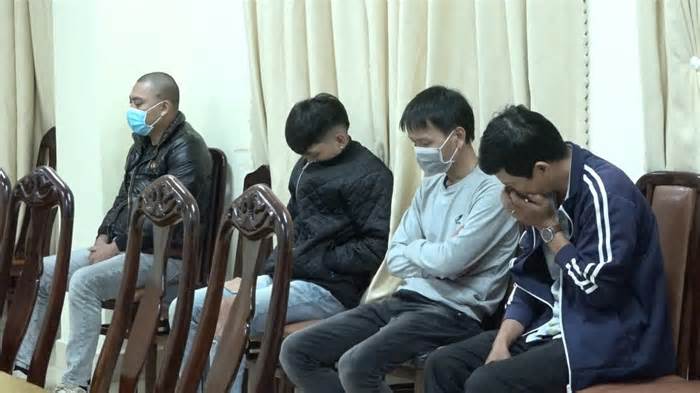 Công an Lâm Đồng bắt quả tang 18 người đang đánh bạc tại quán cà phê