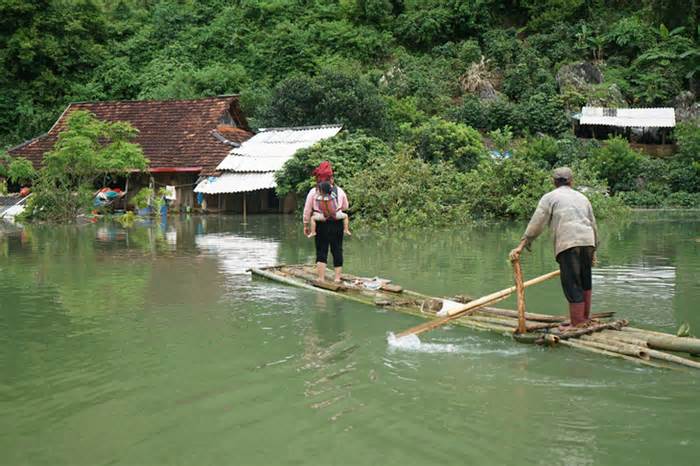 Bản miền núi bị ngập thành hồ, dân chia nhau từng chai nước