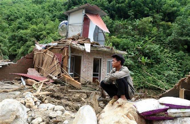 Động viên, thăm hỏi các gia đình bị thiệt hại do mưa lũ tại Lào Cai
