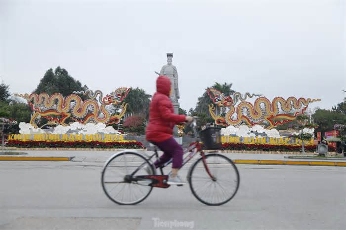 Đường hoa Tết tái hiện văn hóa Kinh Bắc thu hút giới trẻ đến chụp ảnh