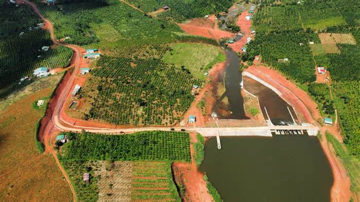 Hồ thủy lợi Đắk N'ting đã xả được 700.000m3 nước, tránh nguy cơ vỡ đập