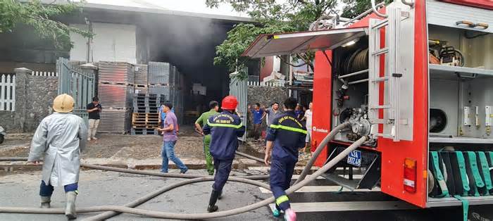 Cháy cơ sở sản xuất nước yến ở Đà Nẵng: 8 xe cứu hỏa đến hiện trường