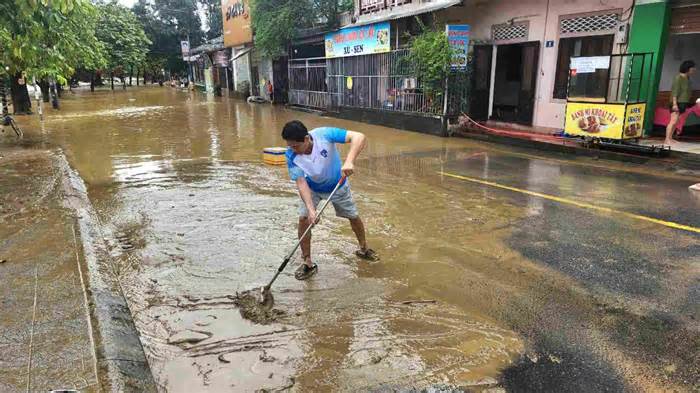 Nước rút, người dân Huế tất bật dọn bùn non sau lũ