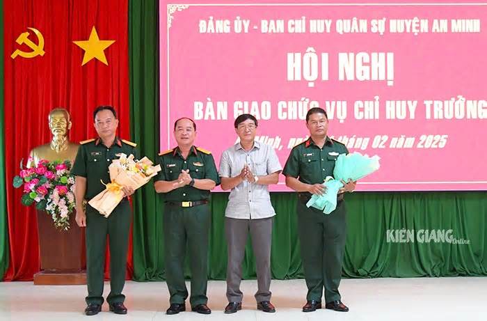 Bản tin 8H: Bộ Quốc phòng điều động, bổ nhiệm cán bộ