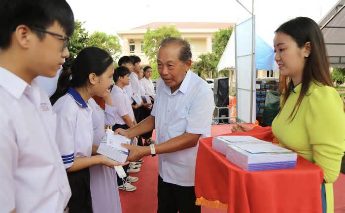 Hỗ trợ, động viên ngư dân vươn khơi, bám biển