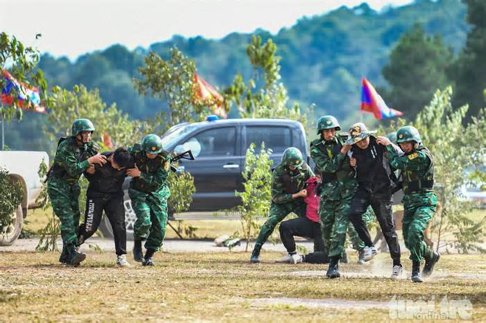 Xem bộ đội biên phòng, cảnh sát diễn tập bắt tội phạm ma túy xuyên biên giới Việt Nam - Lào