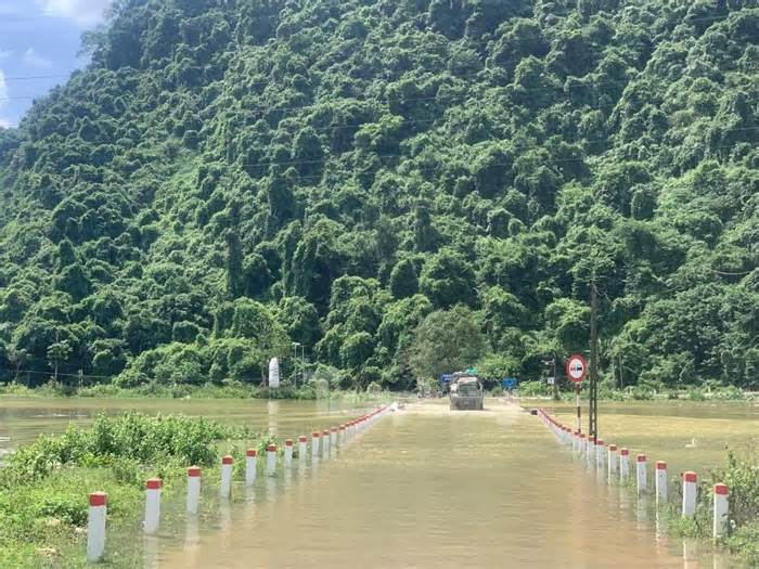 Yên Bái, Lào Cai: Mưa lớn, lũ lên, có nơi nước ngập sâu cả mét