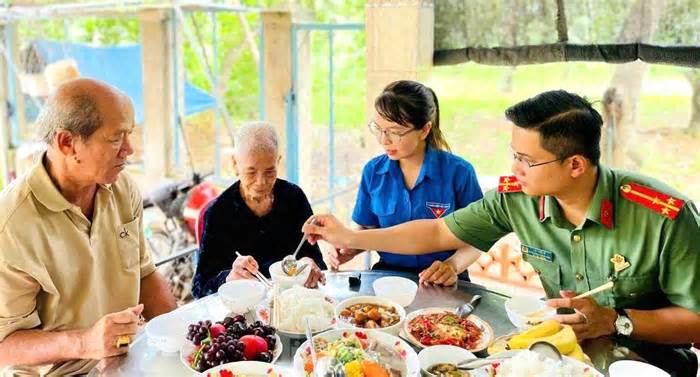 Đoàn viên thanh niên công an Bình Phước thăm mẹ Việt Nam Anh hùng