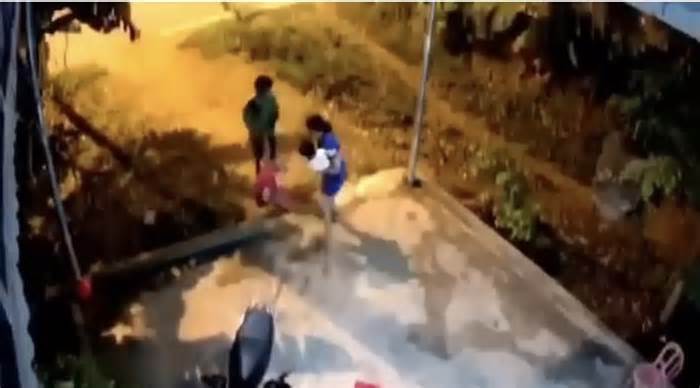 Bé gái 3 tuổi bị bố đạp ngã, túm chân quăng ra xa ở Thanh Hóa