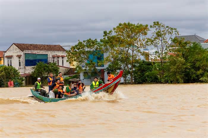 Cận cảnh nước lũ 'nhấn chìm' 2 huyện ở Quảng Bình