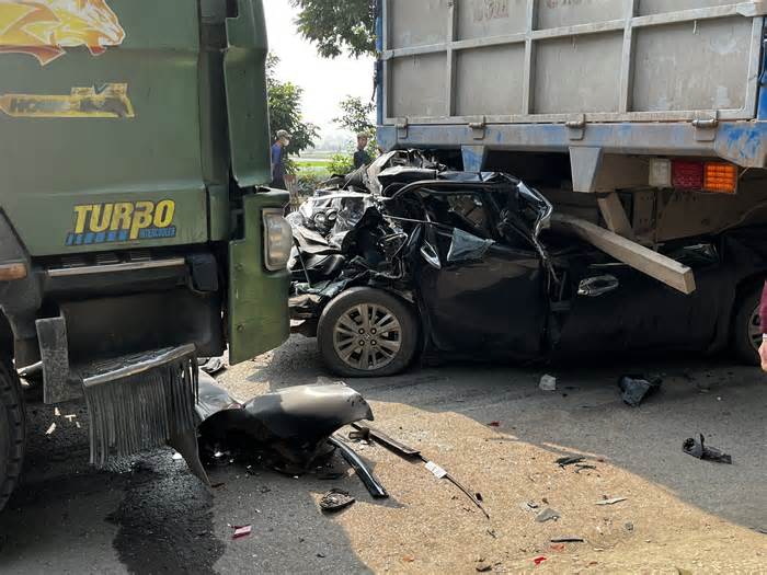 Ô tô con kẹt trong gầm xe tải sau va chạm liên hoàn, 3 người thương vong