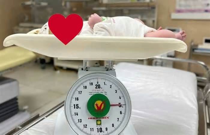 Bé gái chào đời nặng 5 kg
