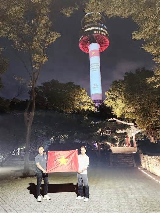 Hàn Quốc trình chiếu hình ảnh Quốc kỳ Việt Nam trên đỉnh Tháp Namsan