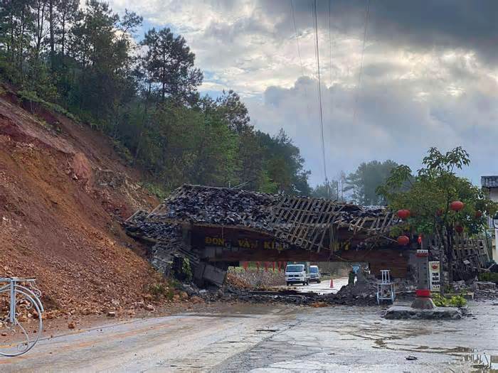 Sập cổng chào Đồng Văn do sạt lở