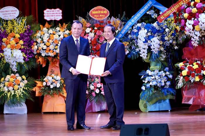Bộ trưởng GDĐT trao Quyết định công nhận Hiệu trưởng Trường Đại học Sư phạm Hà Nội