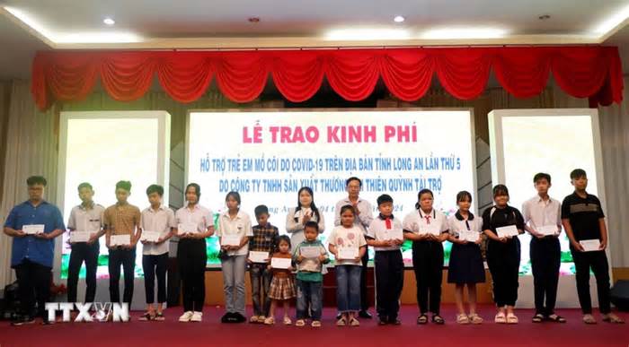 Trao hỗ trợ kinh phí cho trẻ mồ côi do COVID-19 tại Long An