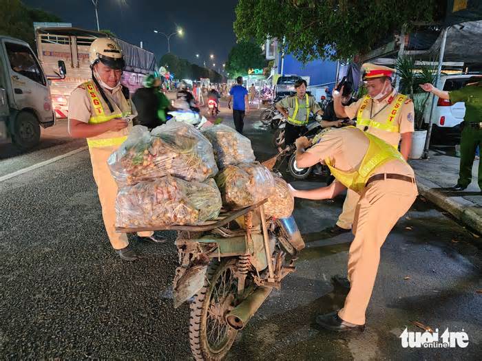 Vài giờ lập chốt, cảnh sát giao thông xử lý 22 xe 'mù mờ' trong chợ đầu mối Thủ Đức