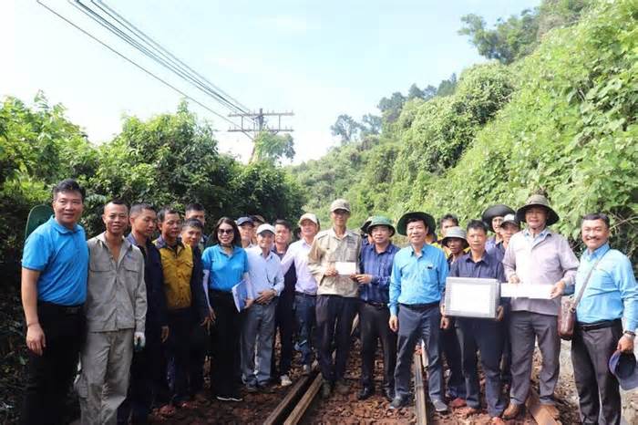 Công đoàn Đường sắt Việt Nam thăm hỏi công nhân làm việc trên đèo Hải Vân
