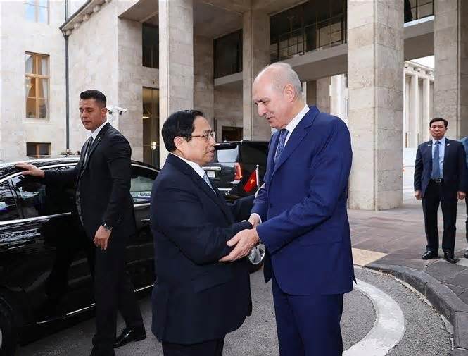 Thủ tướng Chính phủ Phạm Minh Chính gặp Chủ tịch Quốc hội Thổ Nhĩ Kỳ Numan Kurtulmus