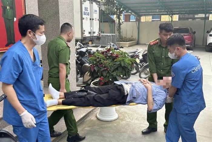 Kịp thời ngăn cụ ông 78 tuổi ở Hà Nội lên cầu Nhật Tân tự tử