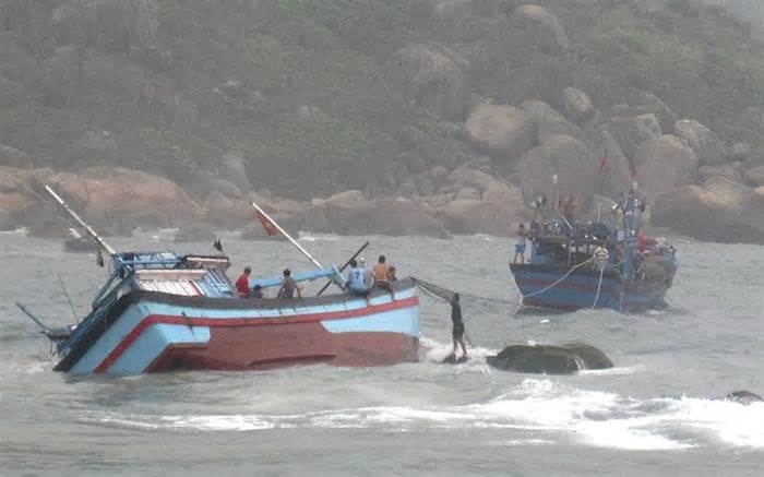 Luồng lạch ở Quảng Ngãi bồi lấp đe dọa tàu thuyền ra vào cảng
