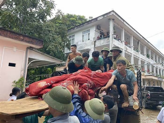 Nhiều nạn nhân vụ lũ quét thôn ở Lào Cai nguy kịch, sang chấn tâm lý