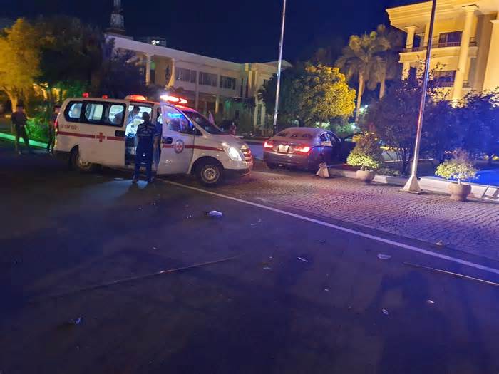 Người đàn ông lái ôtô tông vào cổng trụ sở UBND tỉnh Khánh Hòa đã tử vong