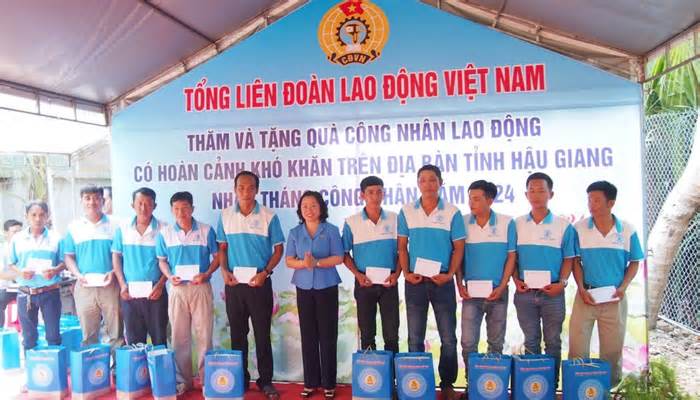 Phó Chủ tịch Tổng LĐLĐ Việt Nam trao quà cho công nhân khó khăn ở Hậu Giang