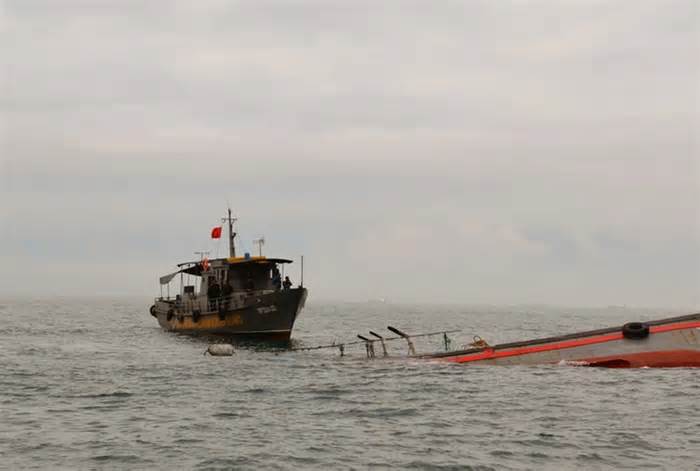 Hai tàu cá chìm trên biển, cứu được 8 người, 3 người mất tích