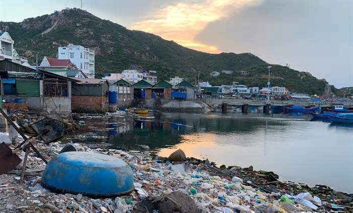 ‘Quốc đảo tôm hùm’ Bình Ba ngập trong biển rác