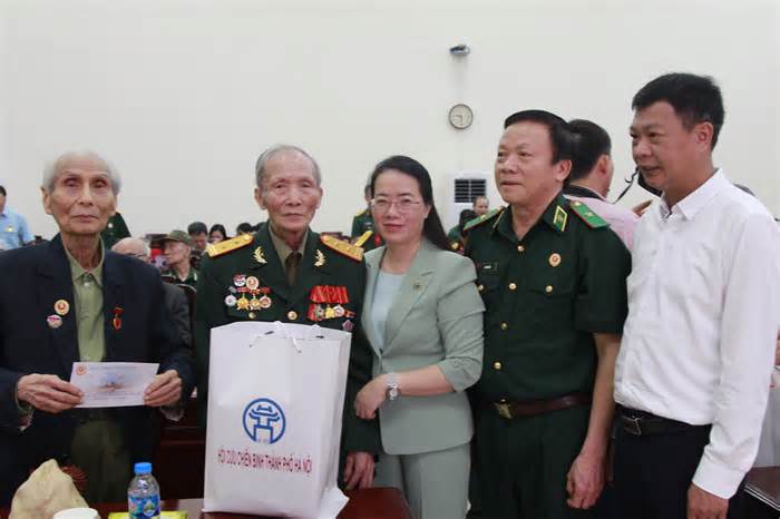 Hà Nội: Tặng gần 1.700 suất quà cho cựu chiến binh tham gia chiến dịch Điện Biên Phủ