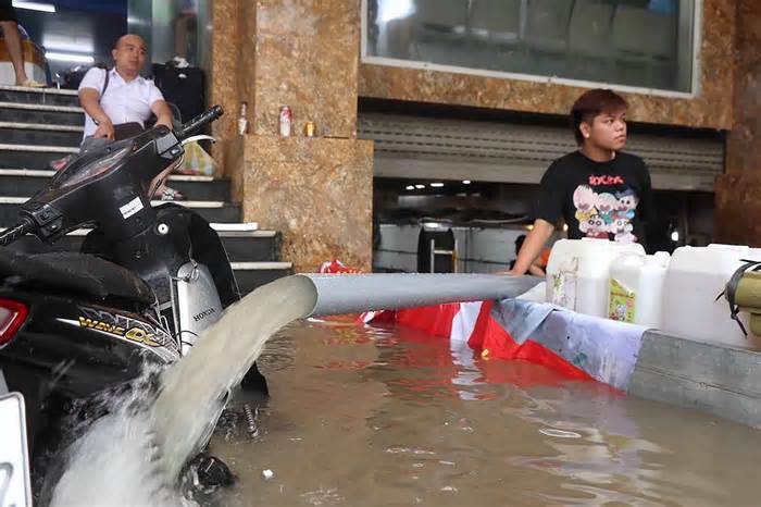 Người Hà Nội tìm đủ cách chống đỡ mưa ngập