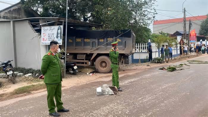 Clip: Xe tải lao vào cửa hàng gội đầu khiến 1 người tử vong