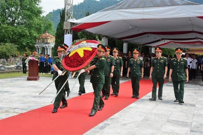 Truy điệu, an táng hài cốt liệt sỹ quân tình nguyện Việt Nam hy sinh tại Lào